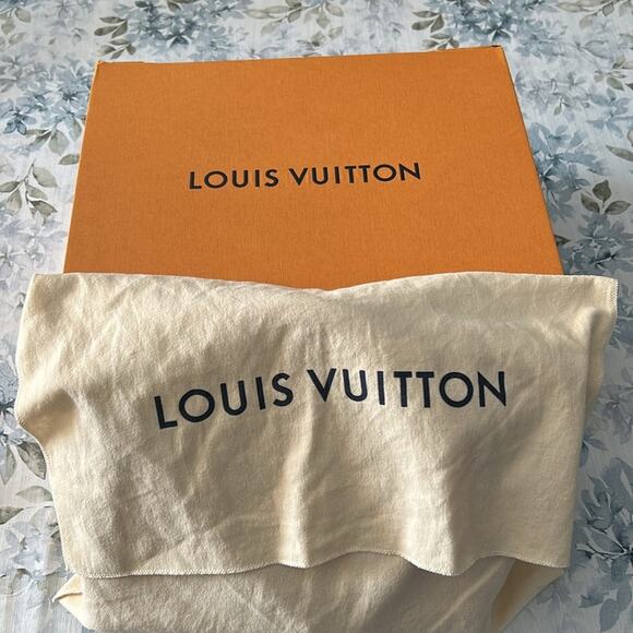 WITH BOX Louis Vuitton $7,000 Pink Capucines Must Have Bag - Picture 11 of 11